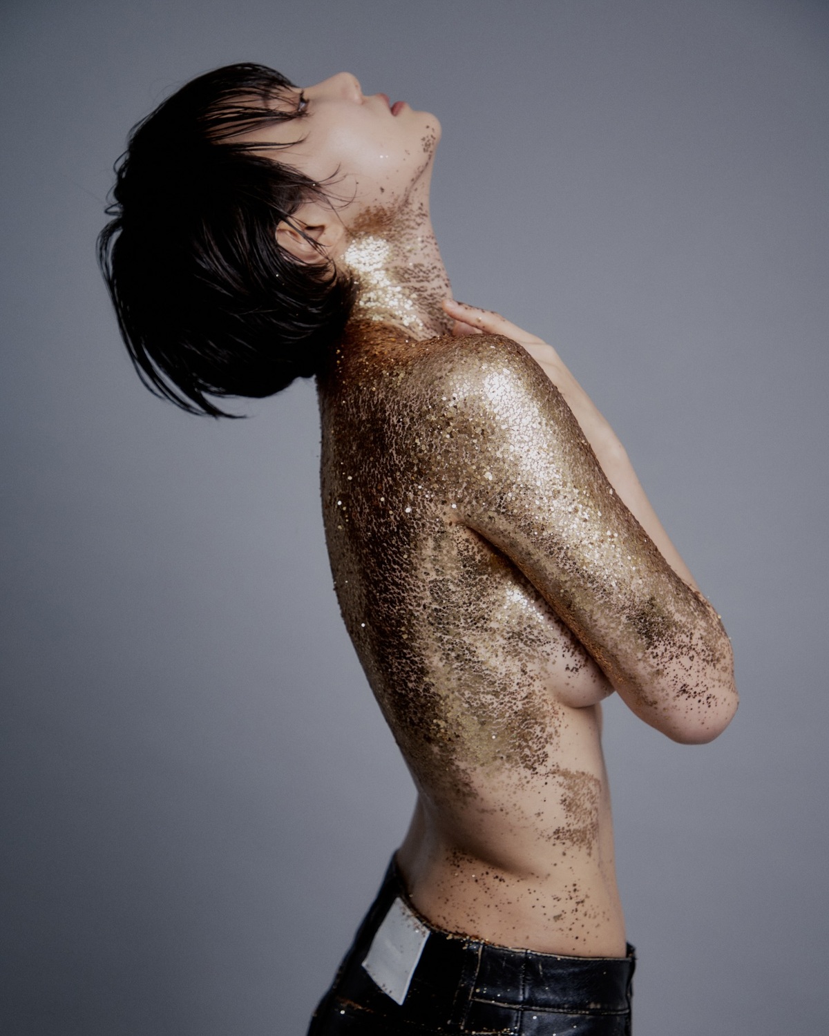 손수아, 파격 골드 화보 공개…몽환적 매력 눈길