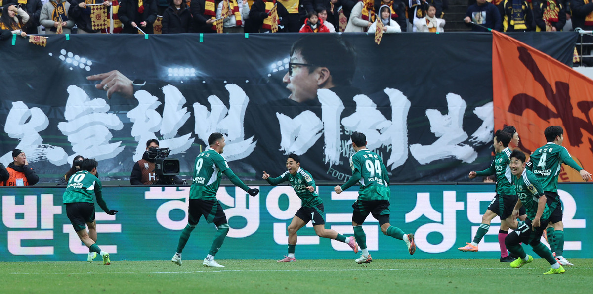 ‘이승우 결승골 후 퇴장’ 전북 코리아컵 우승으로 ‘더블’…과열된 그라운드, 벤치 비운 양 팀 감독+몸싸움 혈투+퇴장의 연속
