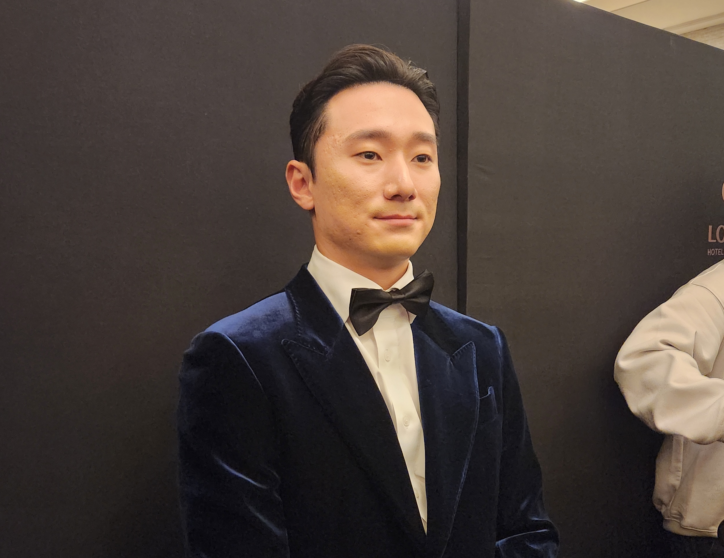 ‘두근두근’ 첫 GG 시상식… LG 신민재의 미소 “트로피 받기 전까진 모르는 것”