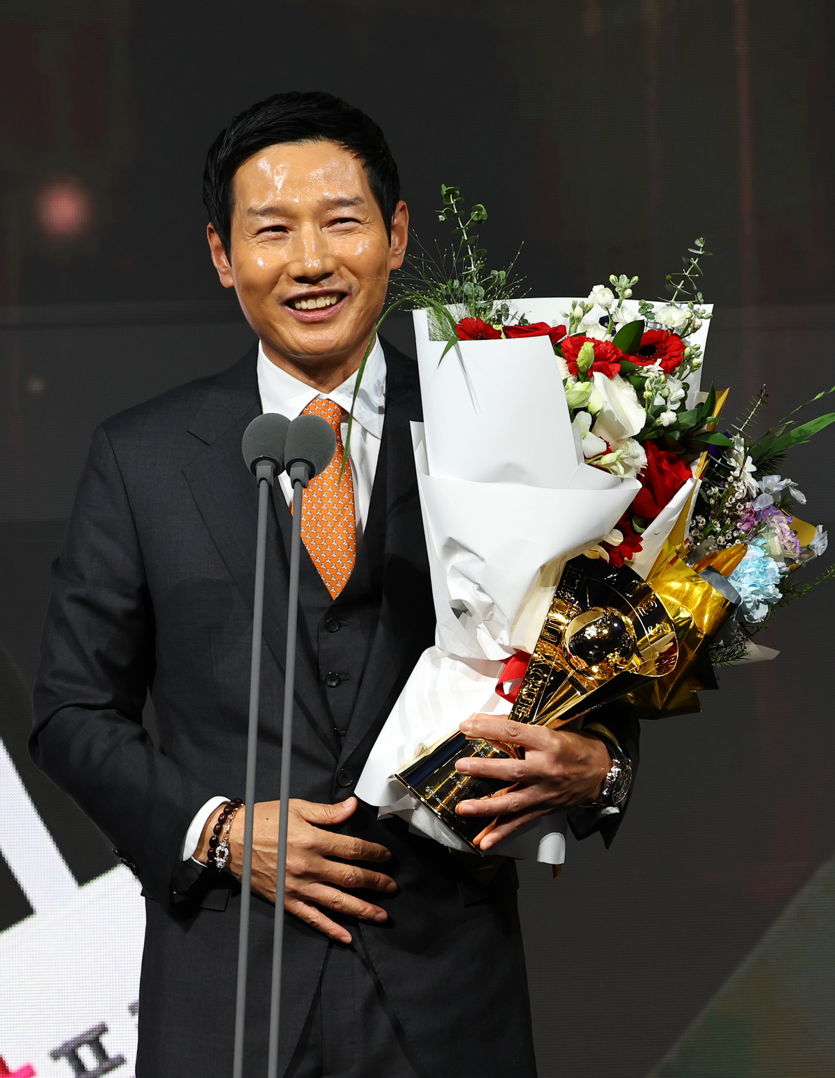 “내년 한 단계 더 성장!” LG 통합우승 이끈 염경엽 감독, ‘초대’ 올해의 감독상 품었다