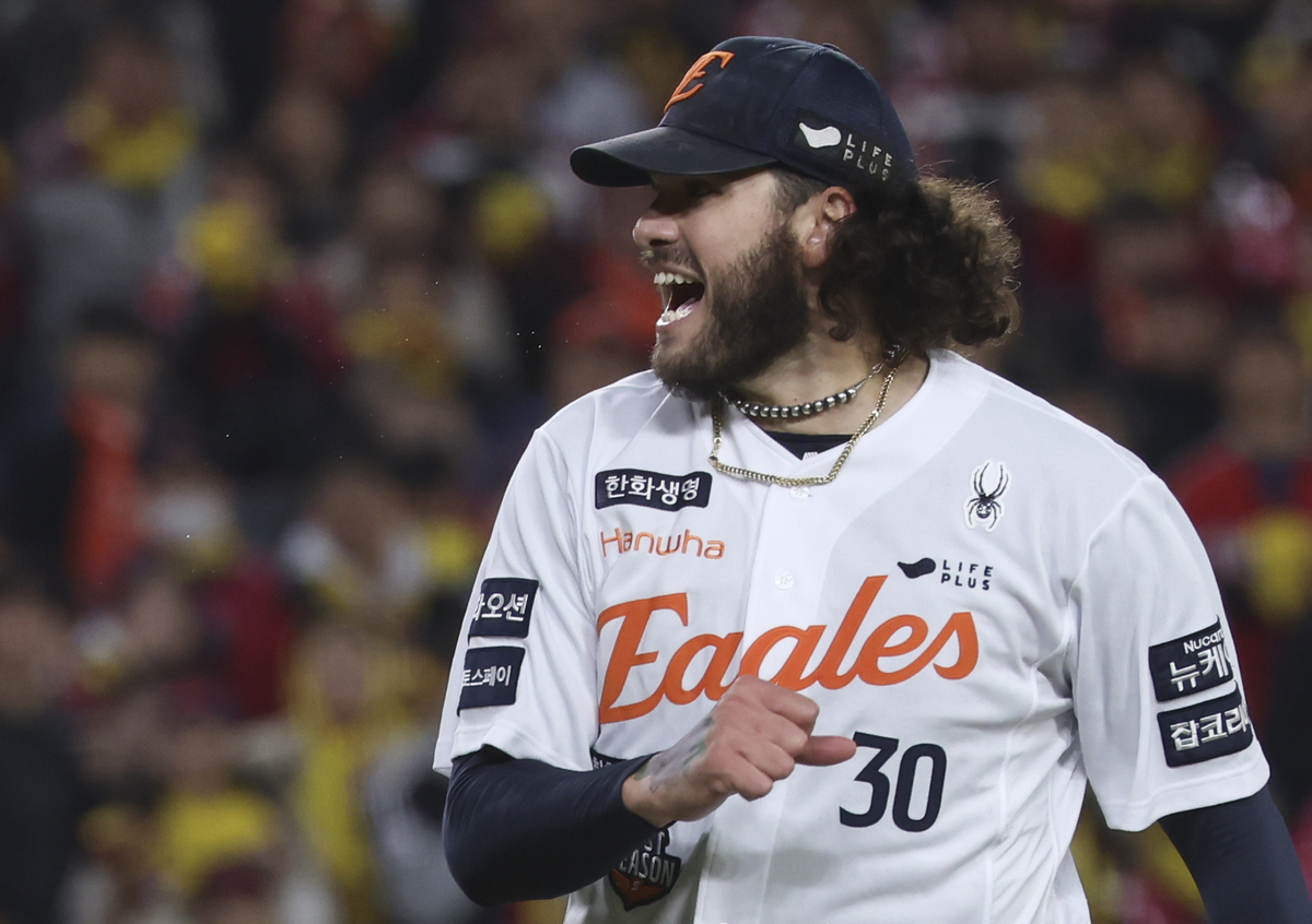 폰세의 화려했던 2025년, 황금장갑 화룡점정… “난 한화의 일원, 항상 기억하겠다”