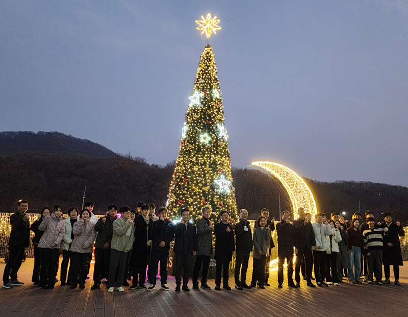 “겨울 야경 선사”…광명스피돔 대형 크리스마스트리 설치