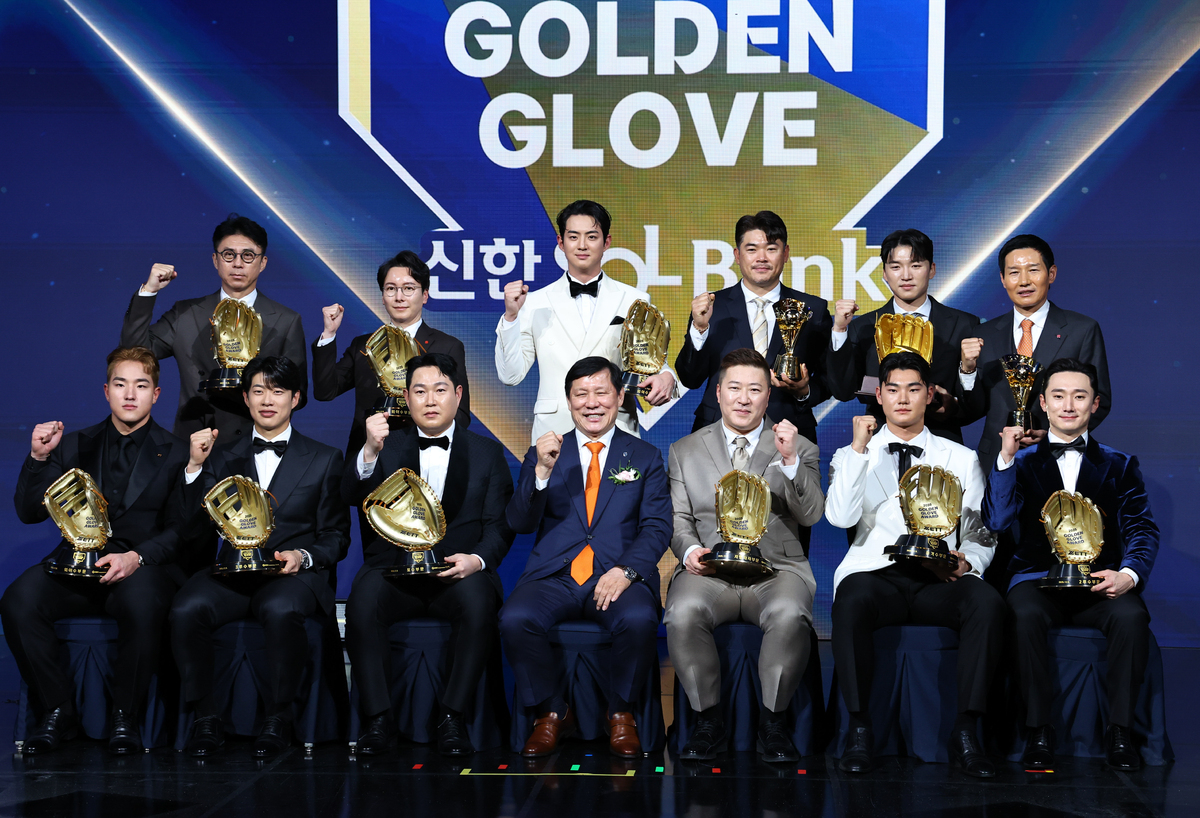 ‘10번째 GG’ 양의지, 이승엽과 어깨 나란히… 외야에선 안현민-구자욱-레이예스 웃었다