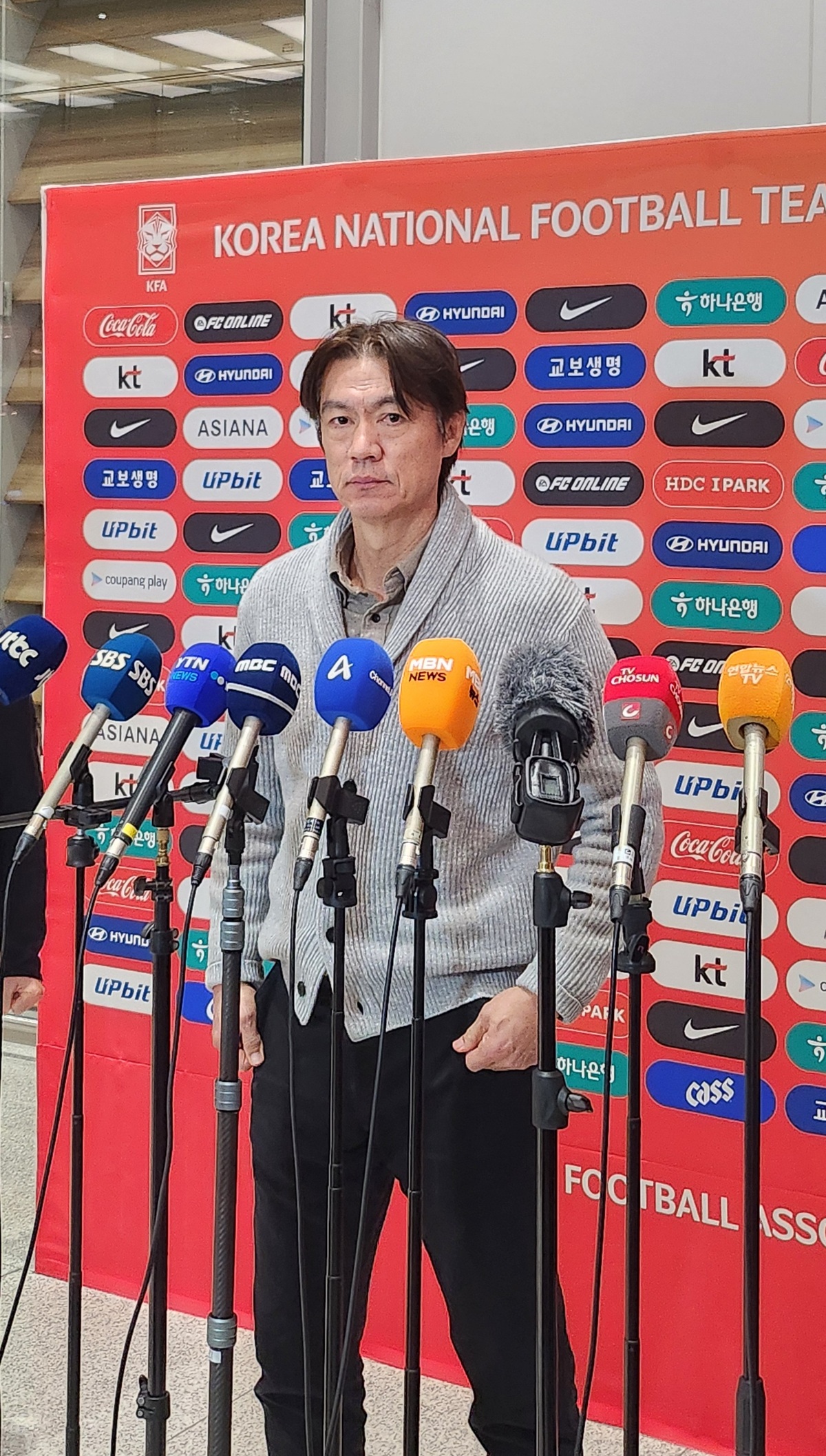 앞으로 중요한 3개월 … 귀국한 홍명보 "선수들 컨디션 체크가 주안점"