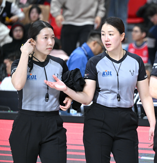 ‘특별하지만 특별하지 않을’ 이지연-김수연 심판, KBL 최초 한 경기서 女심판 2명 휘슬…정관장, 현대모비스에 역전승