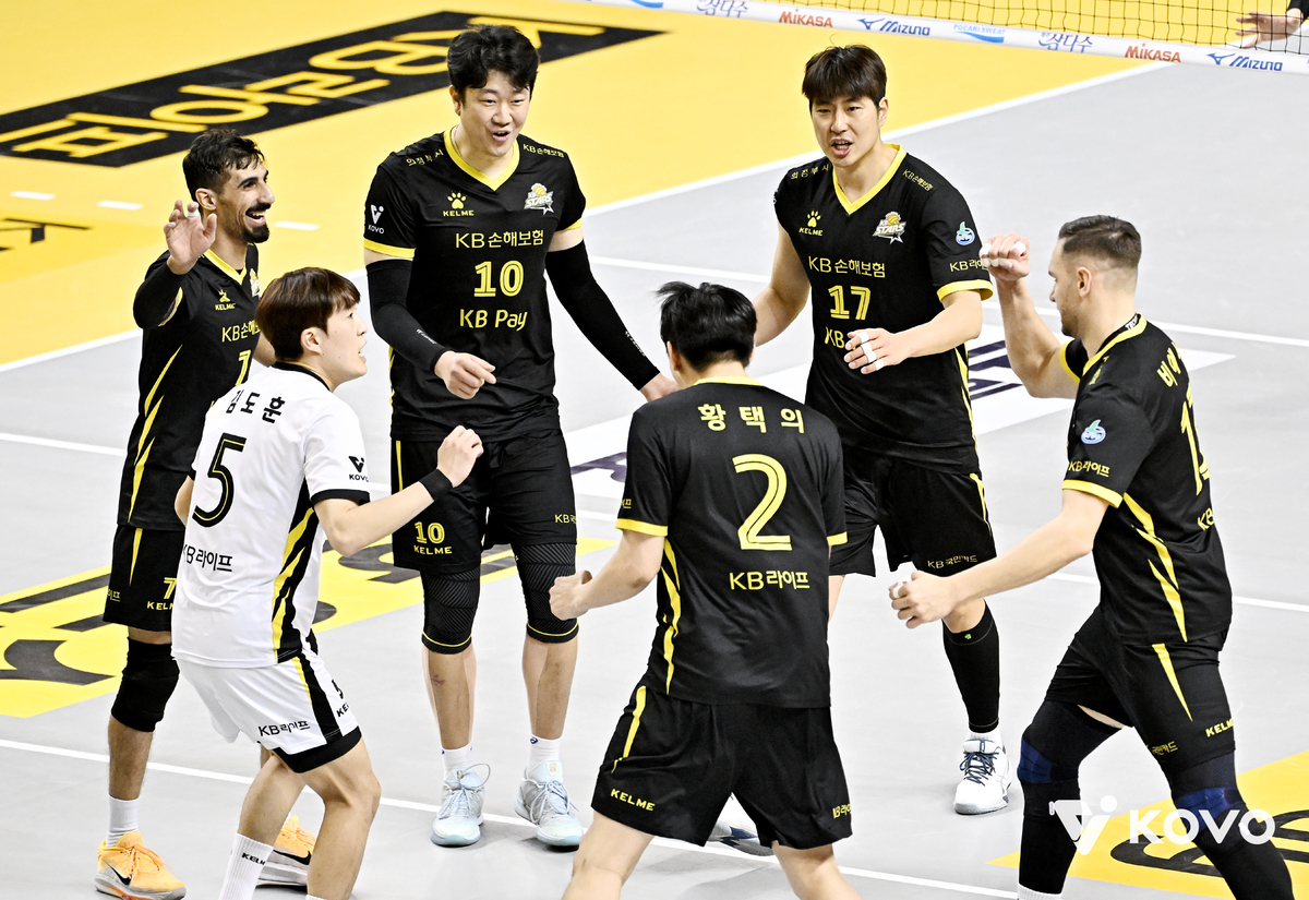 ‘홈 스윗홈’ 최하위 잡고 4연패 탈출한 KB손해보험… 삼성화재는 구단 최초 10연패 수렁