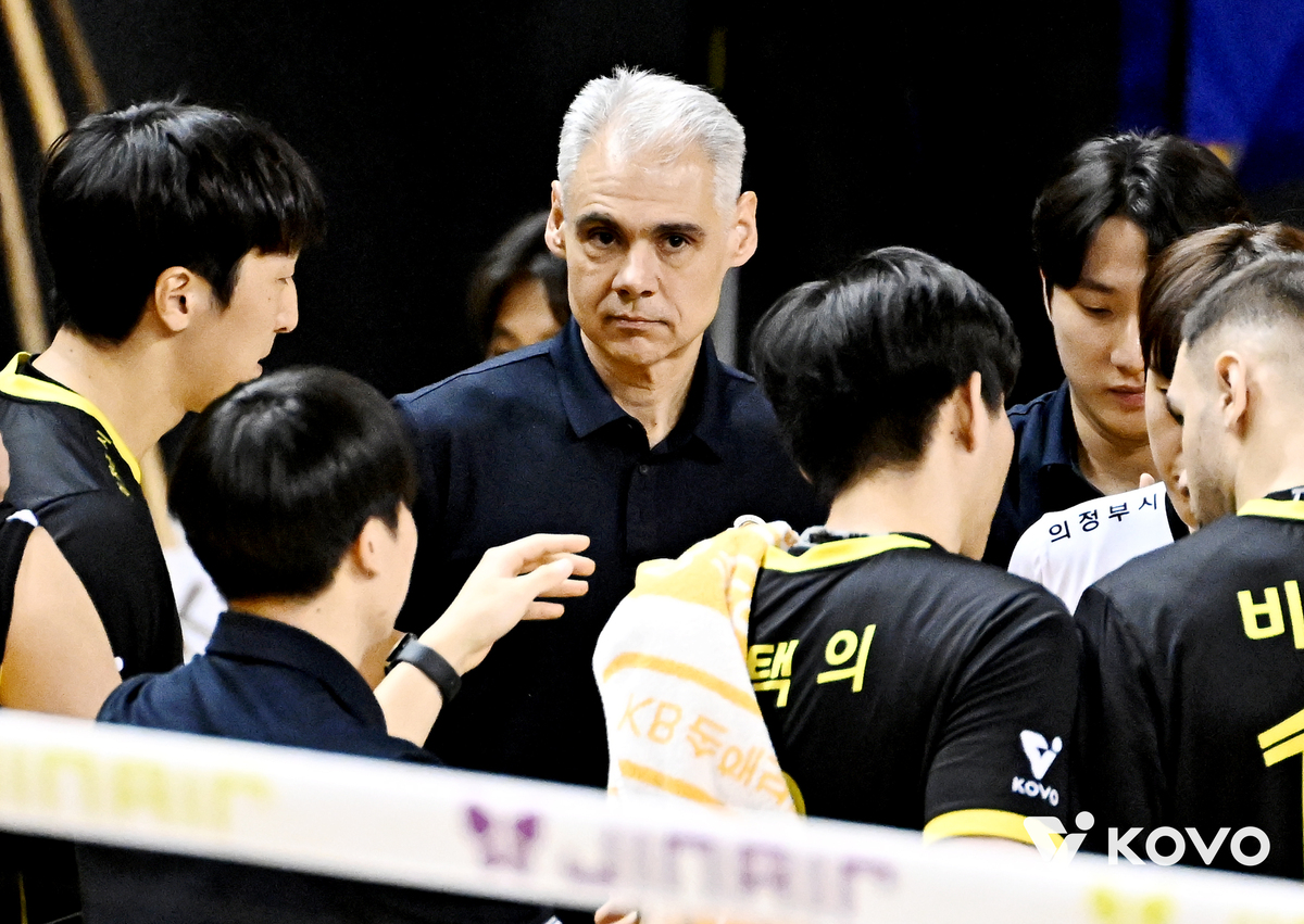 4연패 뚫고 상위권 노린다, 카르발류 KB 감독 “야쿱·나경복 파이프 활용 주효… 전체적 밸런스 좋았다”