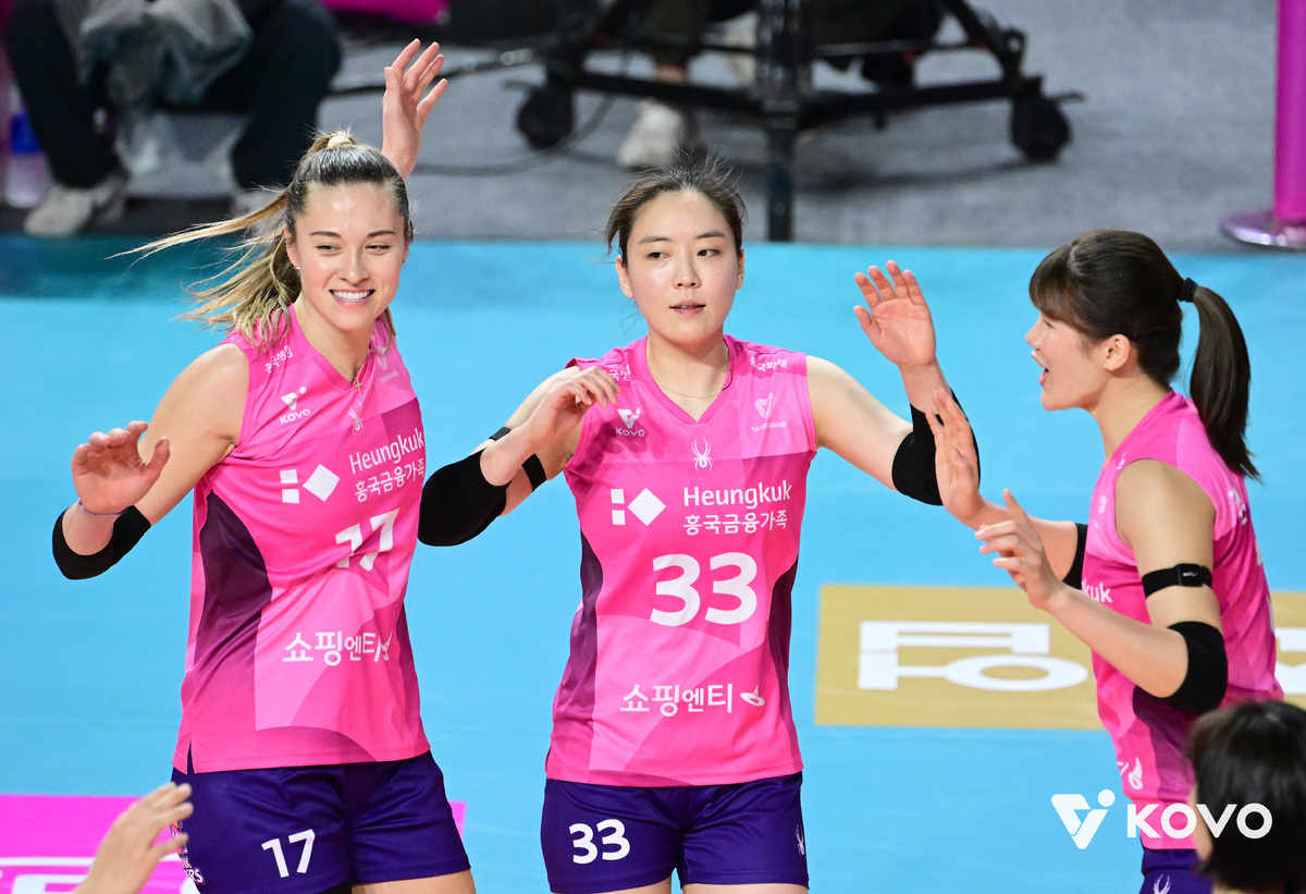 레베카·김다은·이다현 삼각편대 46득점 합작… 흥국생명, 페퍼 꺾고 3위 도약