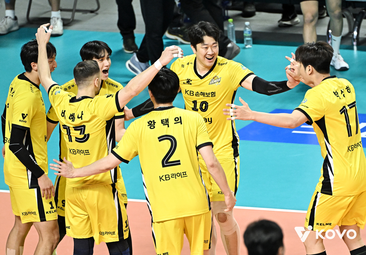 4연패 지옥 뚫고 빚는 2연승 빛줄기… KB, 장충 원정서 3-1로 우리카드 꺾고 굳건한 3위로