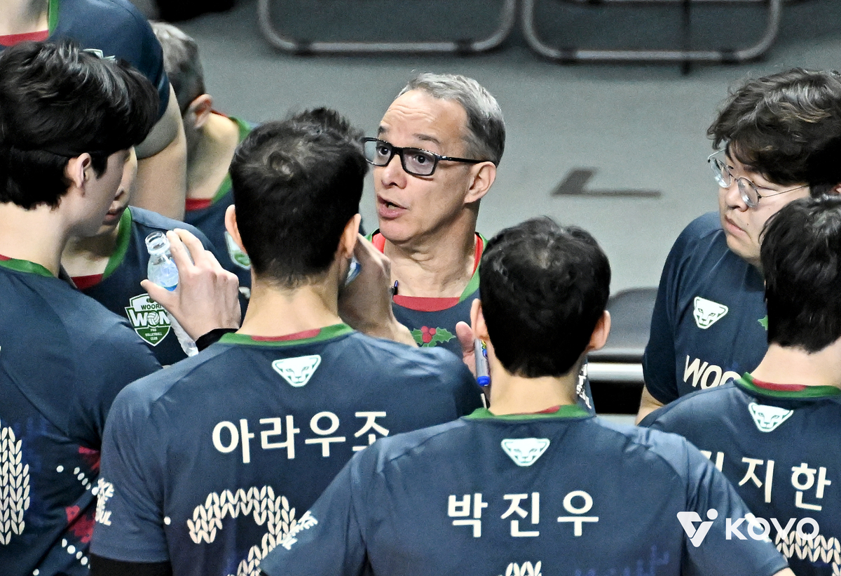 ‘25-9’ 2세트 압승 살리지 못한 우리카드… 파에스 감독 “노련함 부족, 단시간에 해결될 문제 아냐”