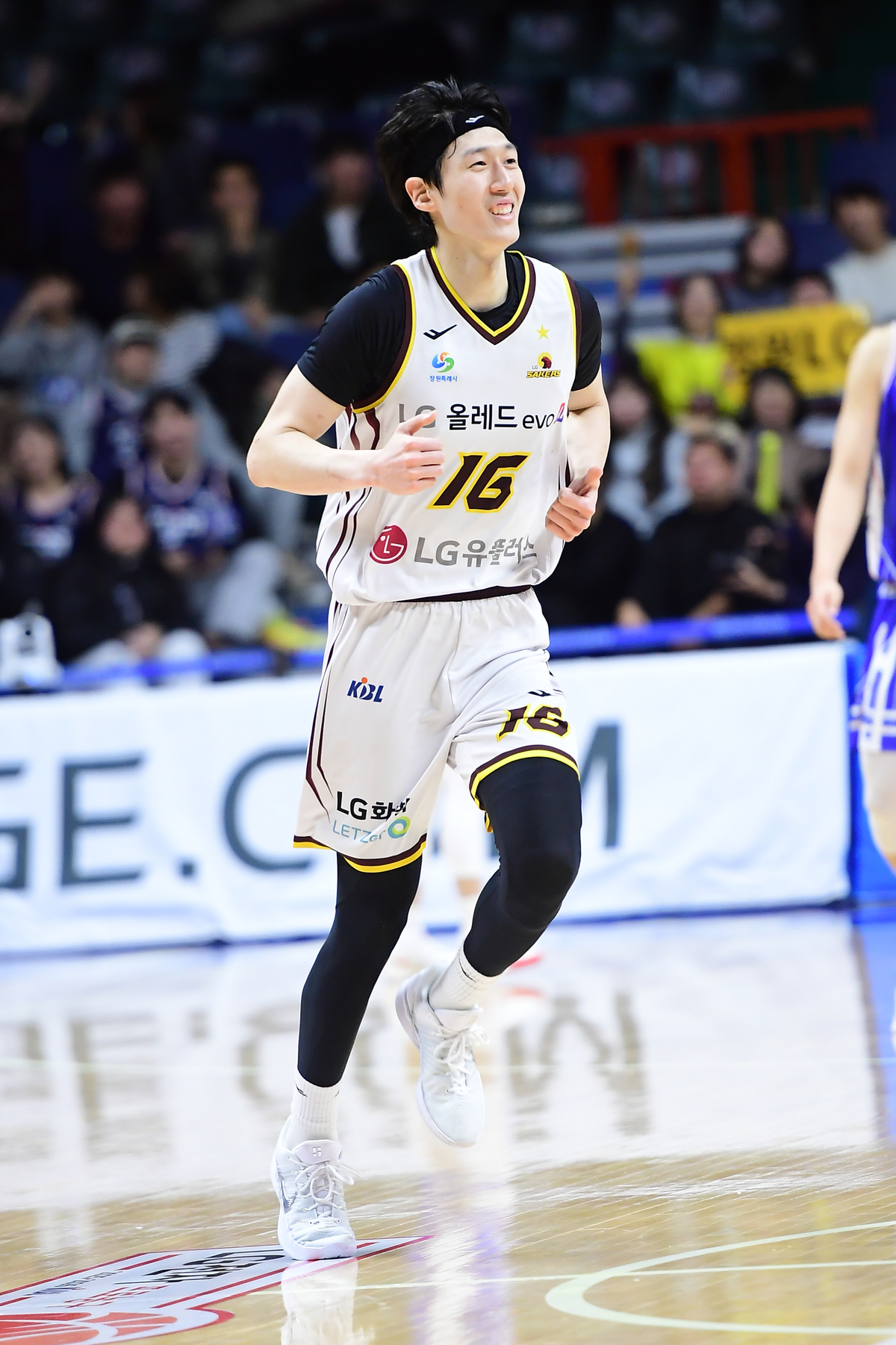 ‘정인덕 공수 활활’ LG, 연장 2차 혈투 끝에 KCC 제압