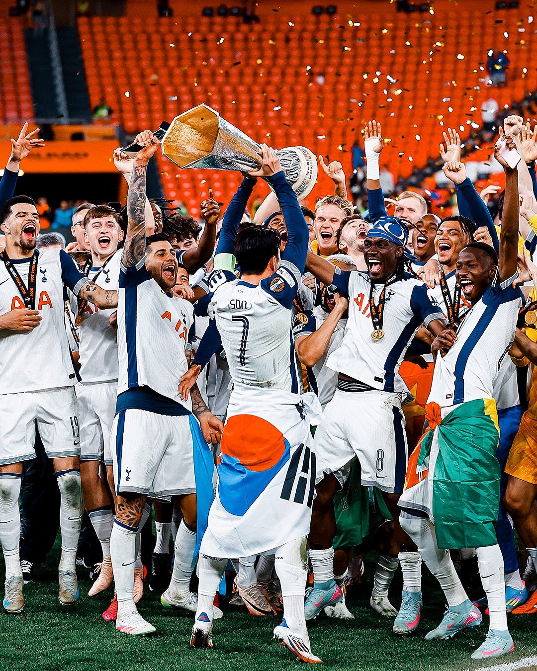 무관의 한 풀었던 토트넘과 손흥민의 UEL 우승… ‘2025 축구계 8대 기적’ 선정