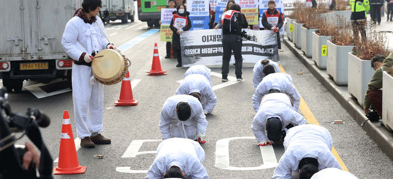 집회도 대통령 따라 다시 청와대 앞으로