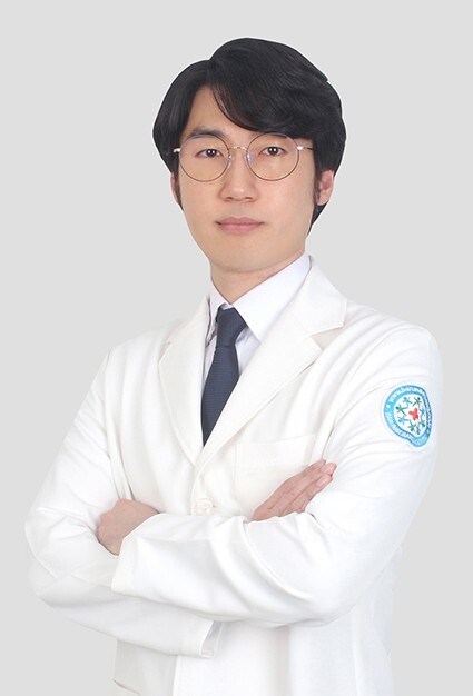 목 디스크 병원 찾는 젊은 환자 증가… “거북목·일자목 방치? 비수술치료 골든타임 놓칠라”