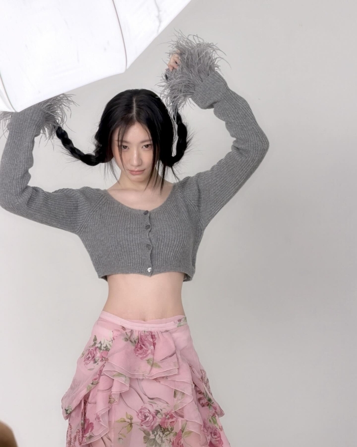 채령, 화보 비하인드 컷 공개…다채로운 매력 뽐내