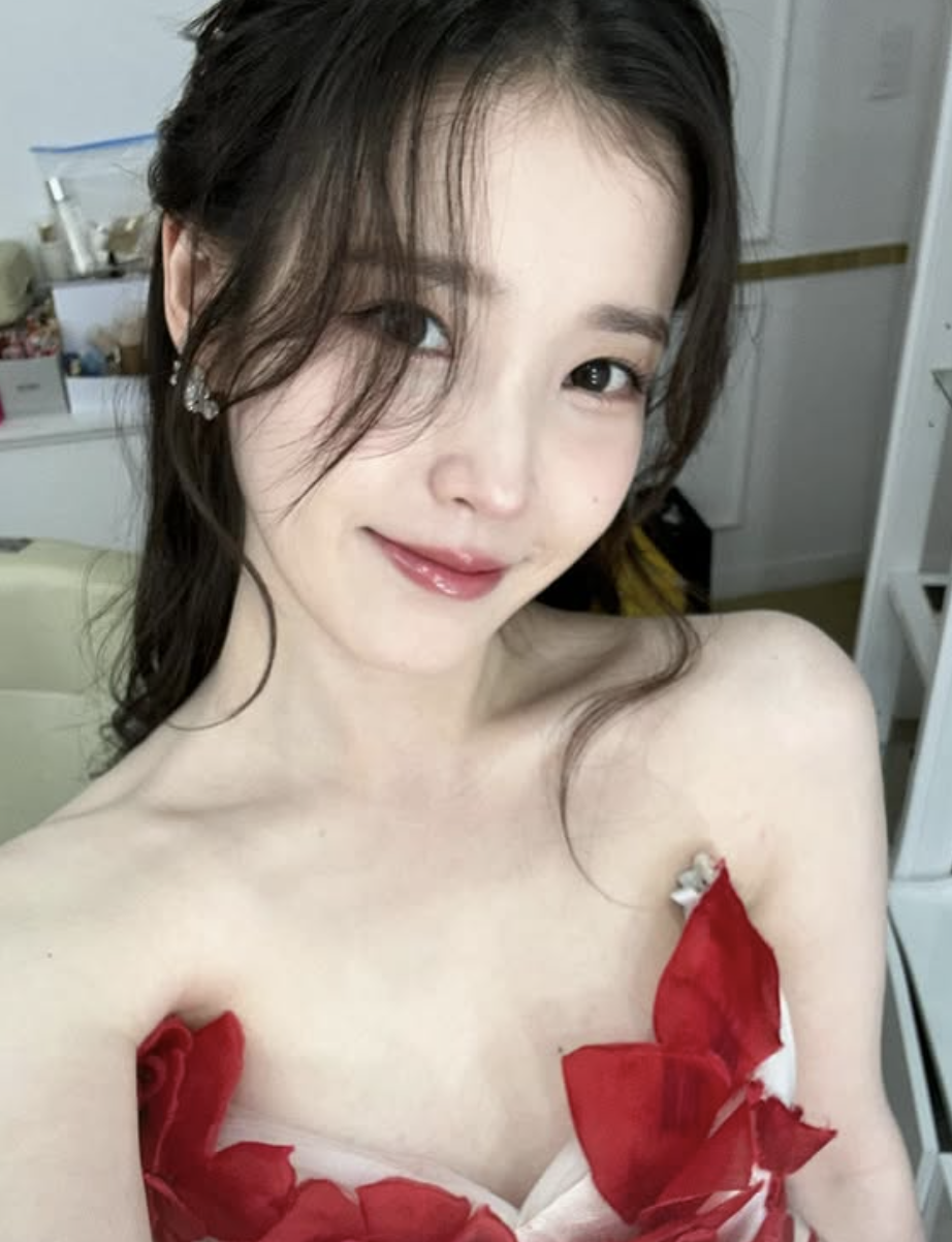 아이유, 화려한 드레스 자태 공개…고혹적 매력 뽐내