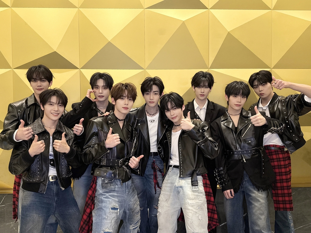 제로베이스원, 지상파 연말 무대 접수…아동센터 기부까지