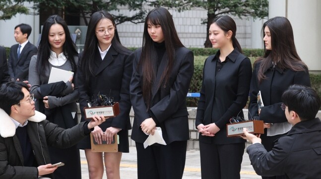 [단독] 뉴진스 팬덤, ‘다니엘 손배소’에 또 문체부 팩스 폭탄…“개인 간 분쟁 아냐, 방치 말길”