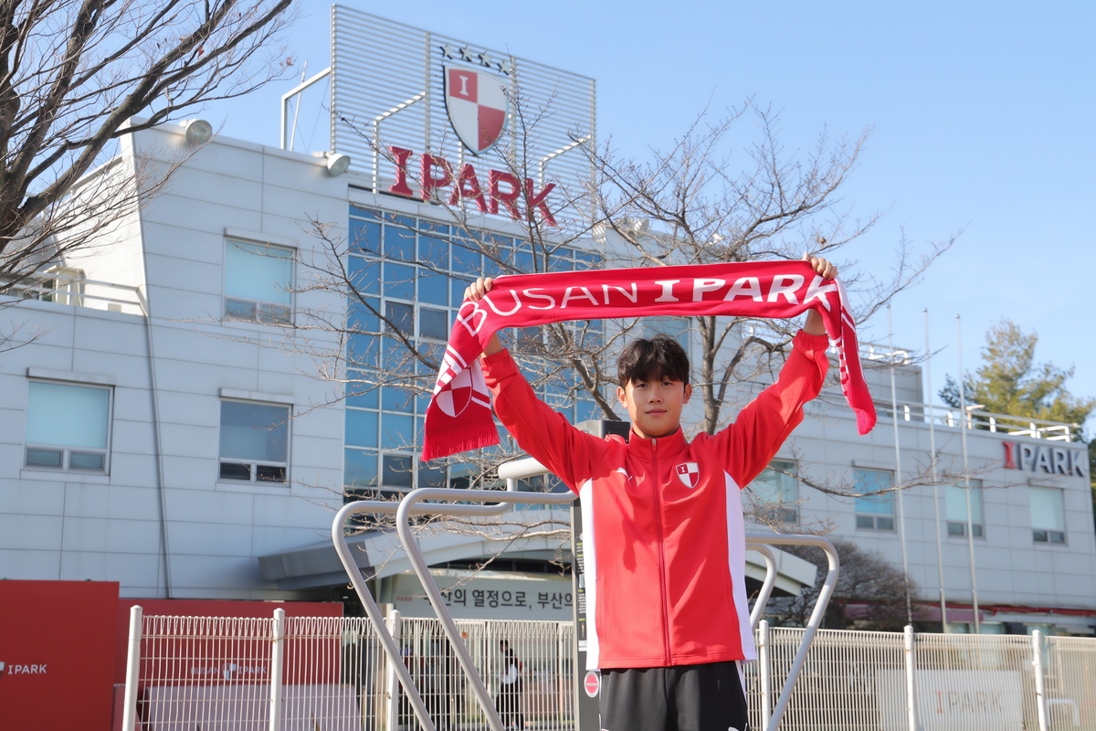 “진지한 모습으로 훈련부터”…부산아이파크, 안산서 중앙 미드필더 손준석 영입해 중원에 활력 더한다