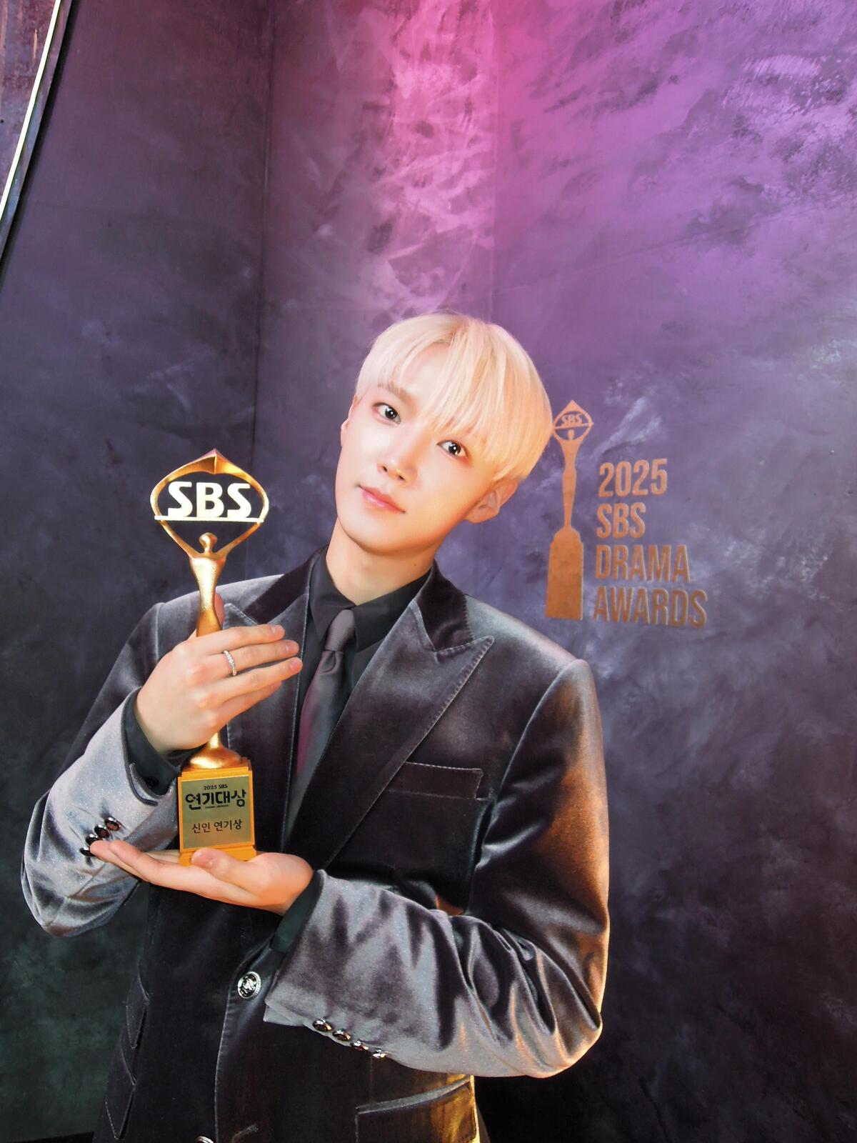 AxMxP 하유준, 데뷔작 '사계의 봄'으로 신인 연기상 수상 쾌거