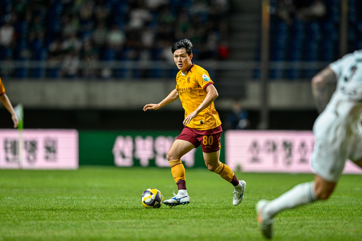 “다시 한번 광주에서”…광주FC, ‘베테랑 MF’ 주세종 연장 계약 체결