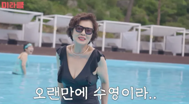 74세 윤미라, 완벽한 수영복 몸매 비결은?