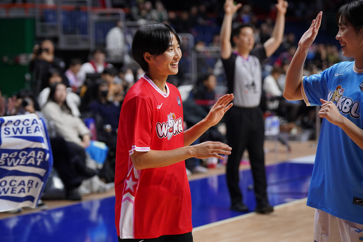 “팬 웃을 수 있다면” 경쟁 붙은 ‘망가짐’…아쿼 최초 1위 사키 vs 17회 연속 김단비의 품격