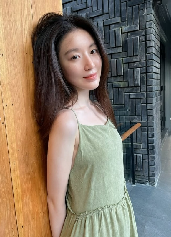 슈화, 연두빛 원피스 입고 ‘백옥피부’ 시선강탈...청순미 끝판왕