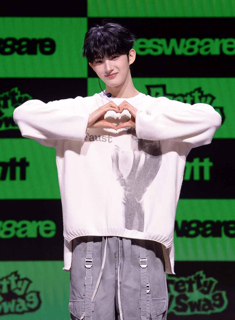 [SW포토]아이덴티티 김희주,'사랑합니다'