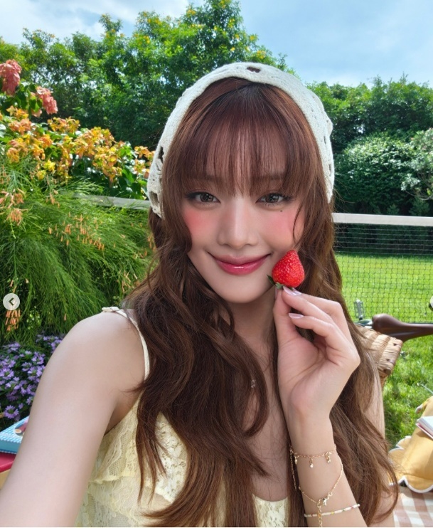 민니, 화사한 피크닉 룩…동화같은 비주얼에 감탄