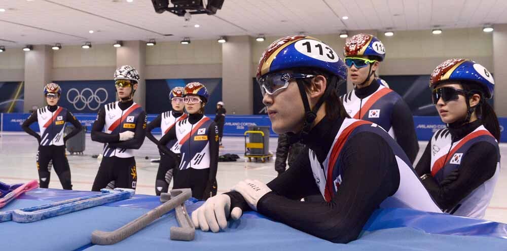 [SW포토]훈련영상 확인하는 쇼트트랙 선수들