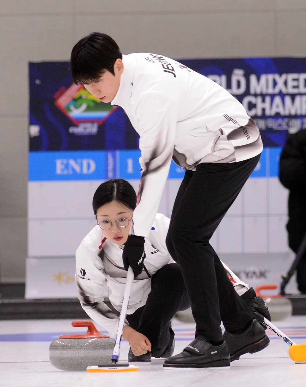 [SW포토]공개훈련하는 컬링 믹스더블팀