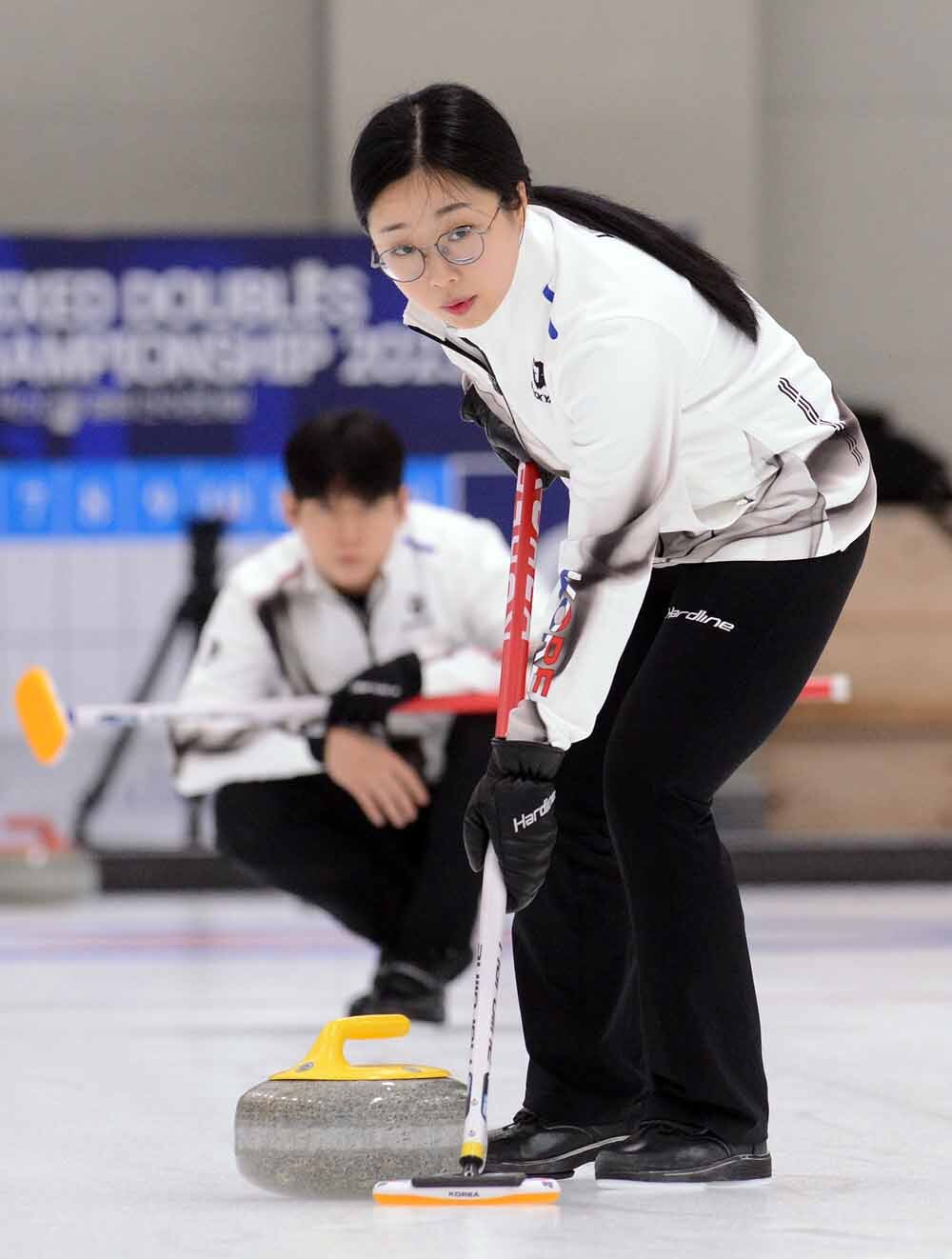 [SW포토]컬링 믹스더블 정영석과 김선영