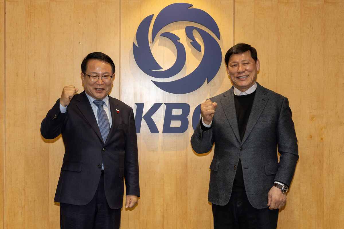 KBO 찾은 정헌율 익산시장 “韓야구 발전 위한 협력 방안 모색하겠다”