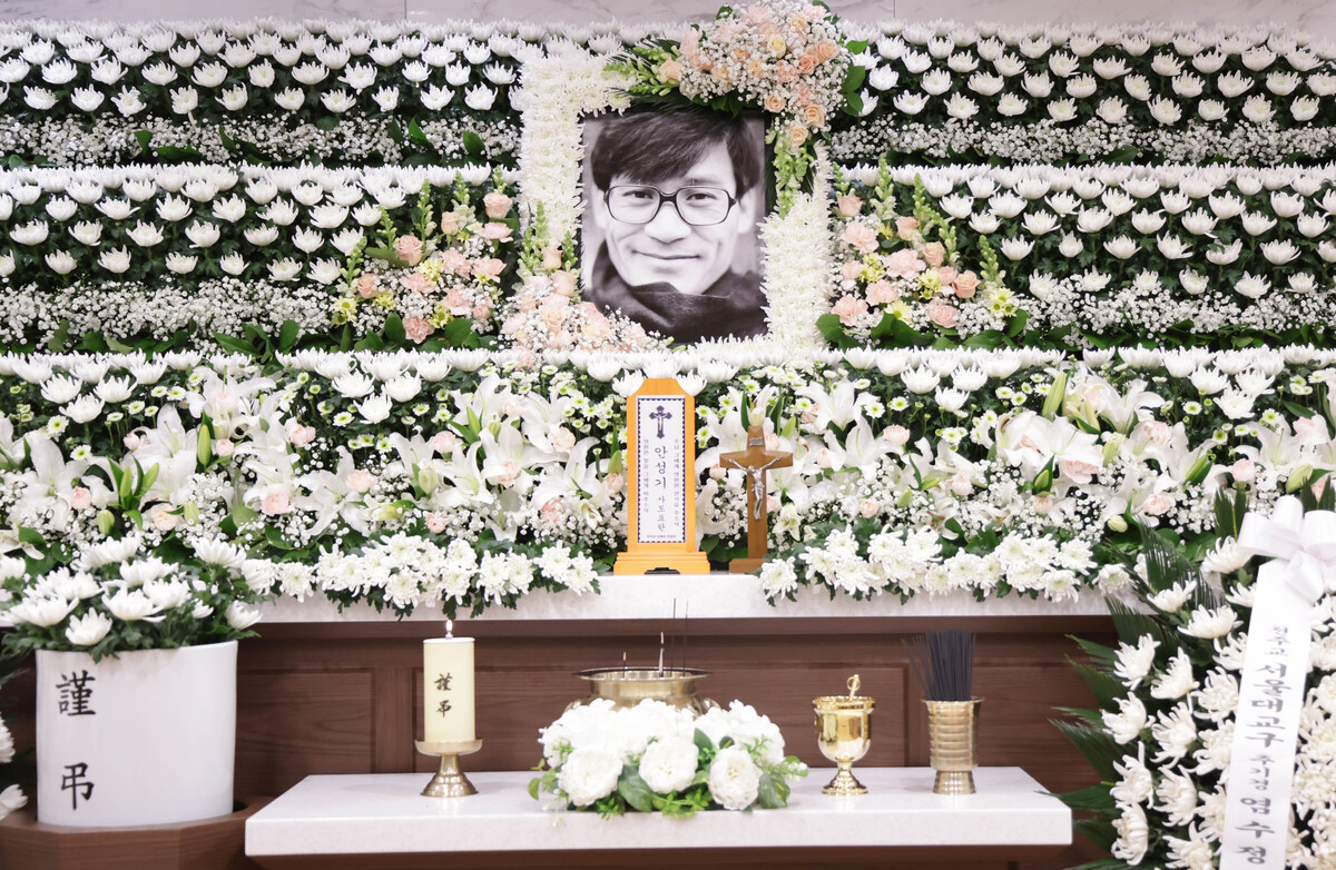 故 안성기 9일 영결식…정우성 영정 들고 설경구·주지훈 운구