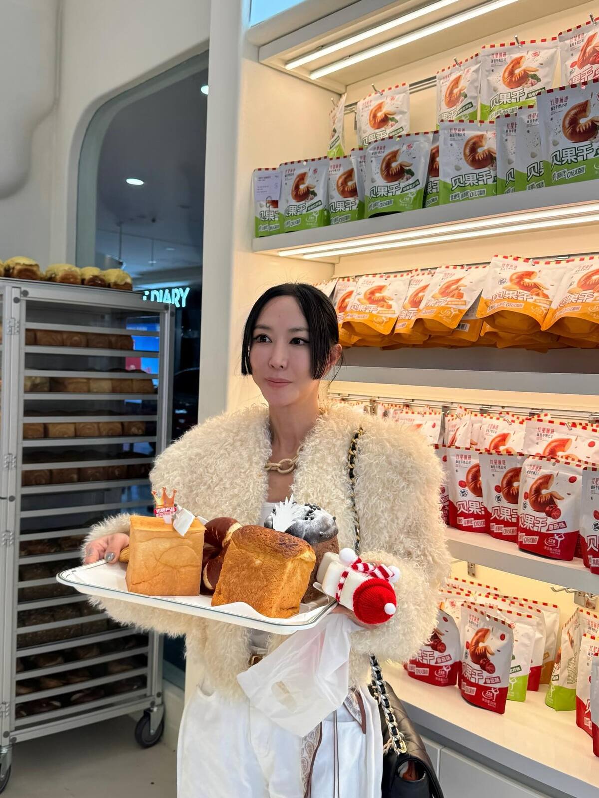 SES 슈, 빵과 함께한 화보 같은 순간…눈길 사로잡는 달콤함