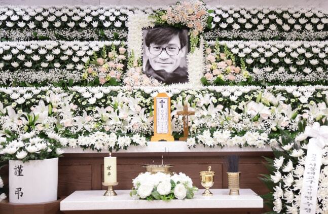 [오늘의 연예 Pick] 故 안성기 9일 영결식…정우성 영정 들고 설경구·주지훈 운구 → “역시 유느님”…임성근 셰프, ‘유퀴즈’ 첫 토크쇼 출연 소감 전해 → ‘하트시그널4’ 김지영, 혼전 임신·결혼 발표 후 쏟아진 축하…“행복에 겨운 하루” → ‘새해 기쁜 소식’…임영웅, K-브랜드지수 트로트 1위 → 구혜선, 학사모 썼다…카이스트 석사 조기졸업 “다음은 박사?”