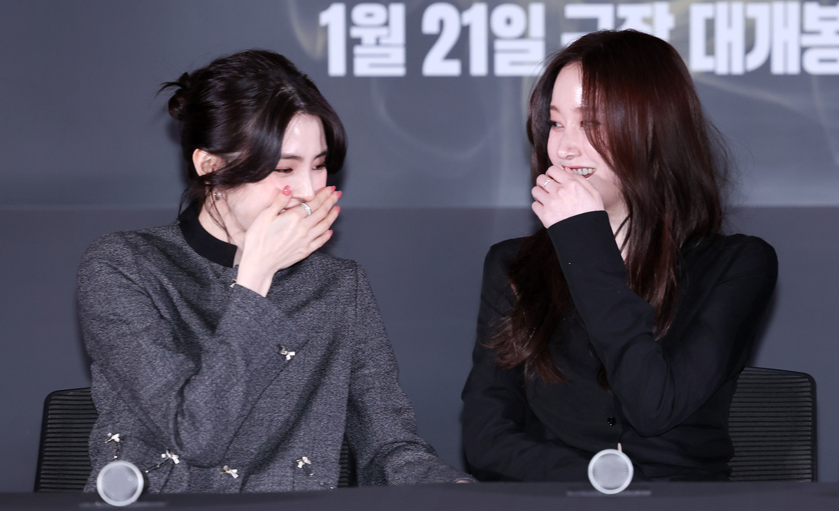 타투도 레드립도 없었다…한소희·전종서, 故 안성기 앞에서 지운 화려함