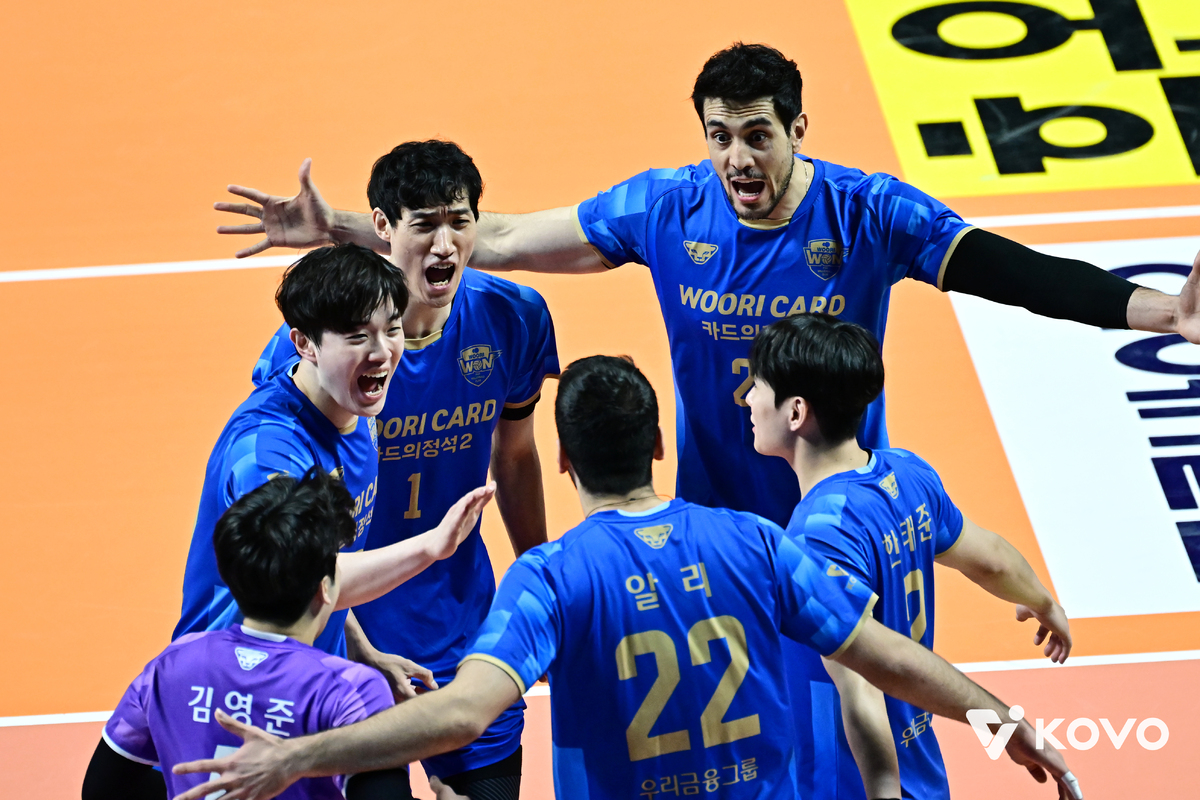 ‘박철우 대행 체제’ 우리카드, 1위 대한항공 셧아웃으로 잡고 2연승… 5위 맹추격