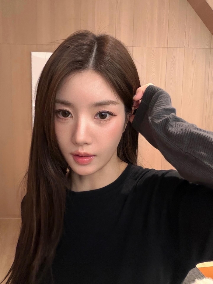 권은비, 한층 더 물오른 미모…시선 사로잡은 눈빛