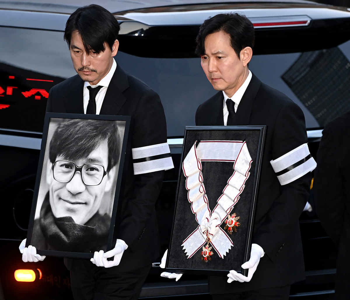 정우성, 故 안성기 추모사 중 눈물…“첫 인사말 또렷이 기억, 부디 평안하시길”