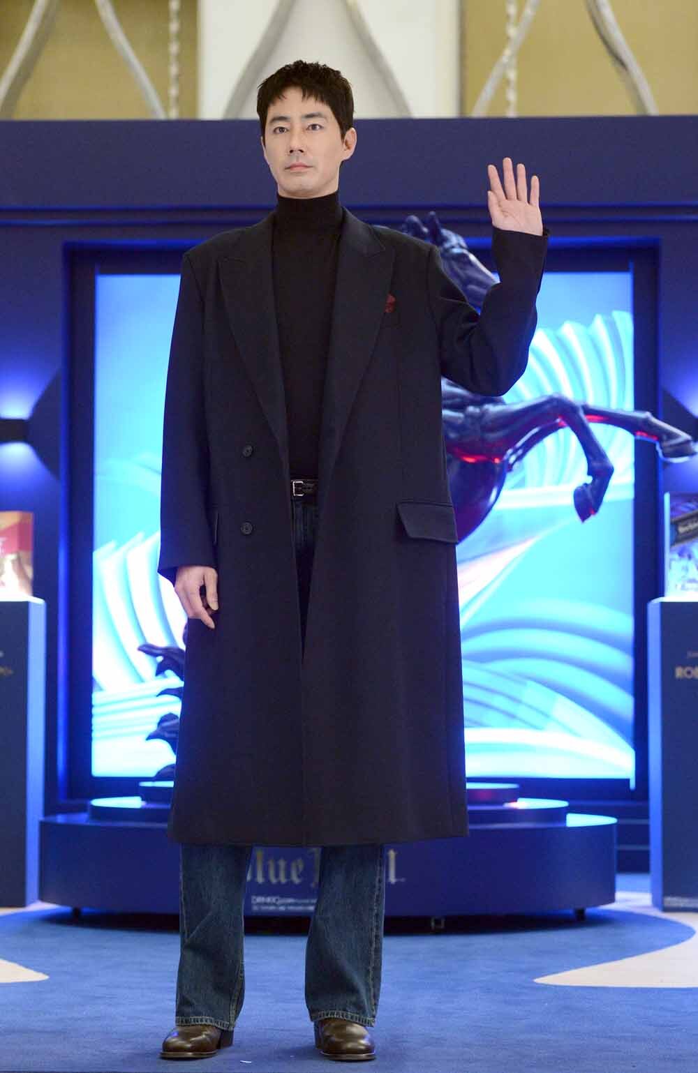 [SW포토]배우 조인성의 손인사