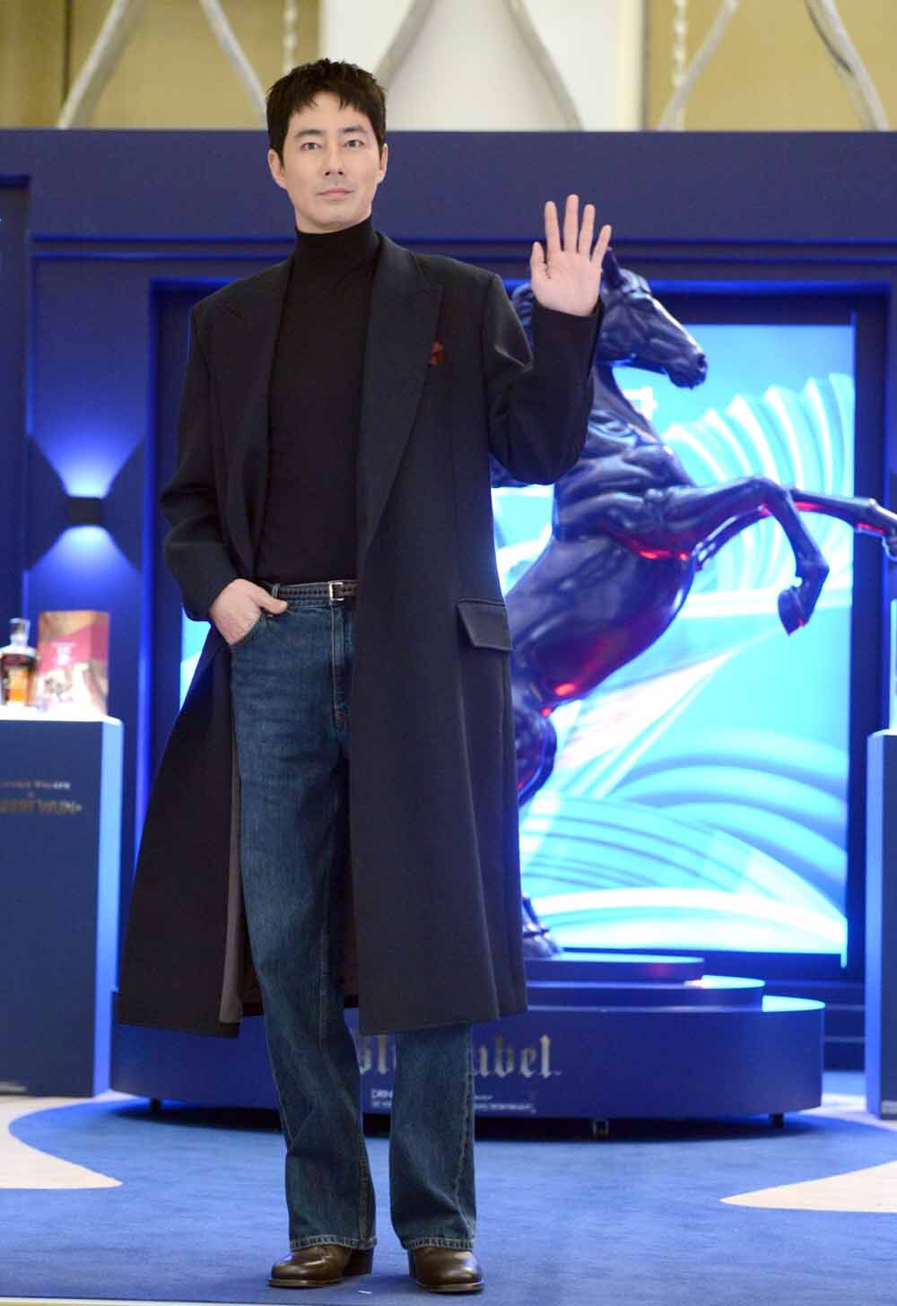 [SW포토]말과 함께 포즈 취하는 배우 조인성