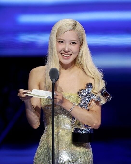 블랙핑크 로제, 美 아이하트라디오 어워즈 ‘솔로+단체’ 8개 부문 후보