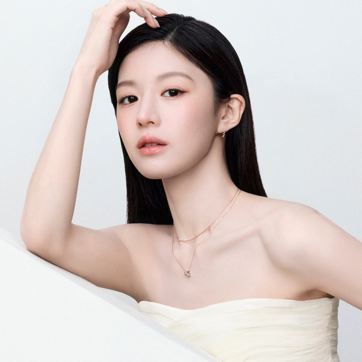 [한강로 컷] 고윤정, 맑고 정제된 무드 화보 공개