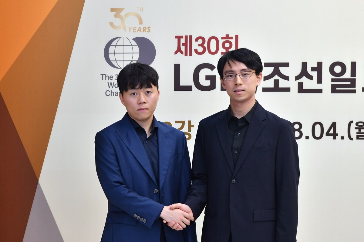 ‘30주년’ LG배 트로피 걸렸다… 신민준, 日 최고 기사 상대로 ‘패승승’ 역전 우승 시나리오 도전장