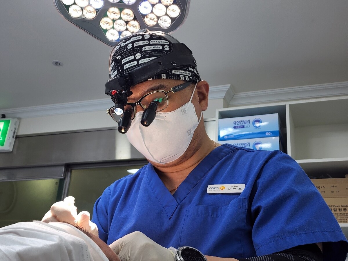 넓은 이마 고민 해결사 ‘헤어라인모발이식’… 절개와 비절개 선택 기준은?