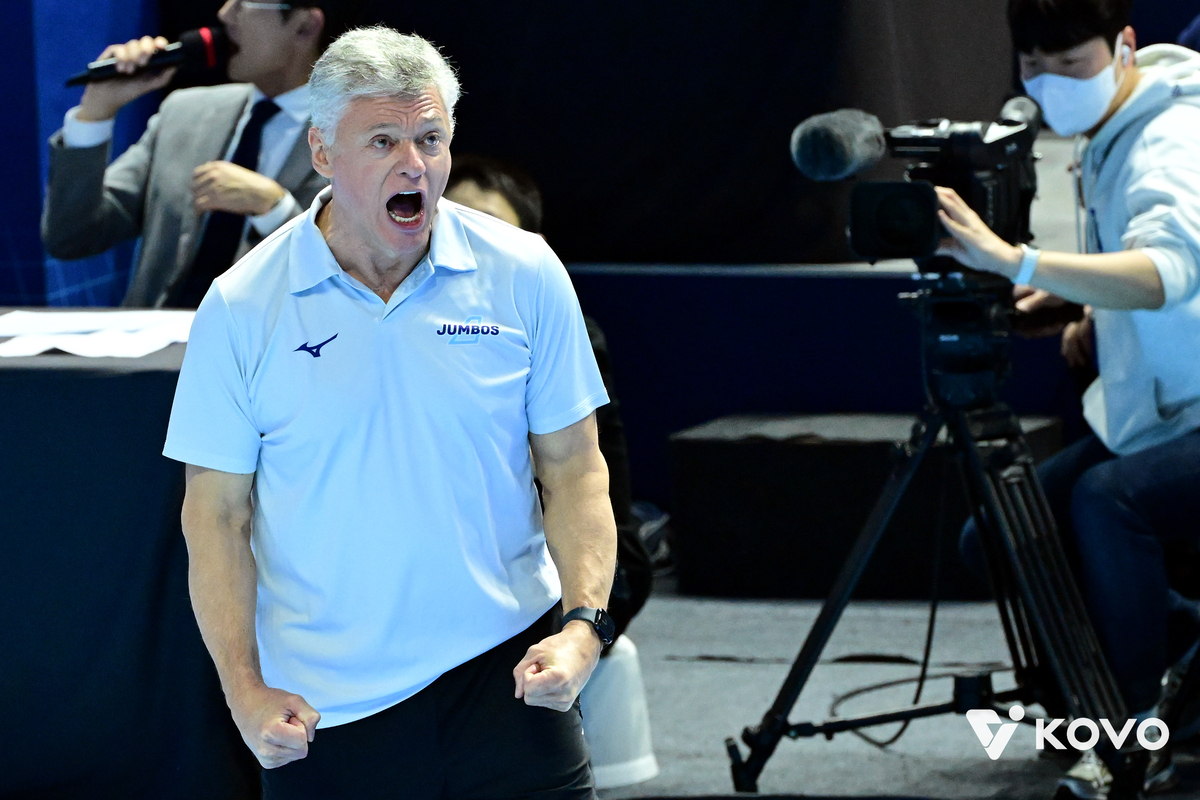 4연패 속에도 선수단 격려… 헤난 감독 “모두가 최선을 다했다”