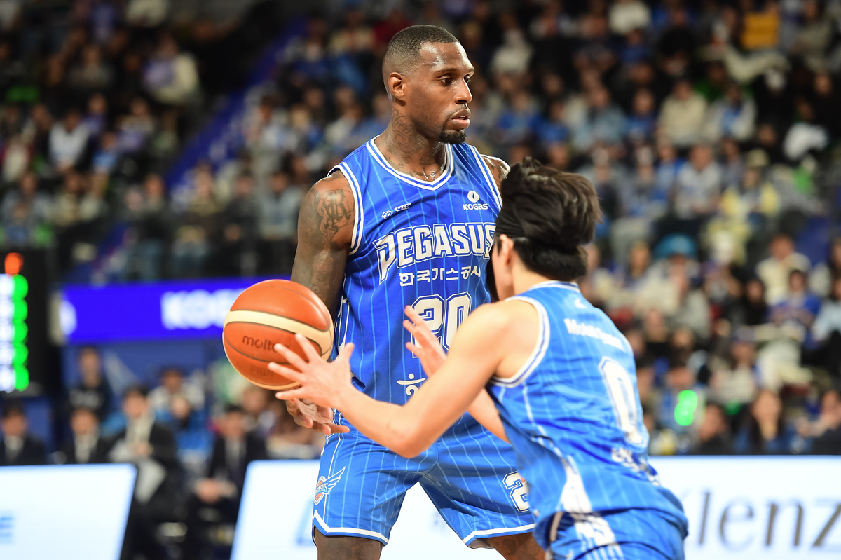 [토크박스] “신경 안 쓸 순 없겠지만”…사령탑과 라건아는 ‘경기’에 집중하고자 한다