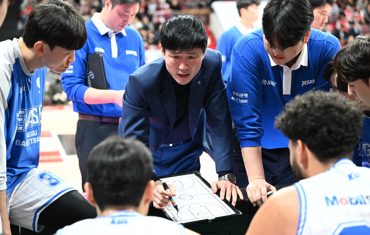 끝내 잡지 못한 정관장…강혁 감독 “후반기엔 더 철저히!”